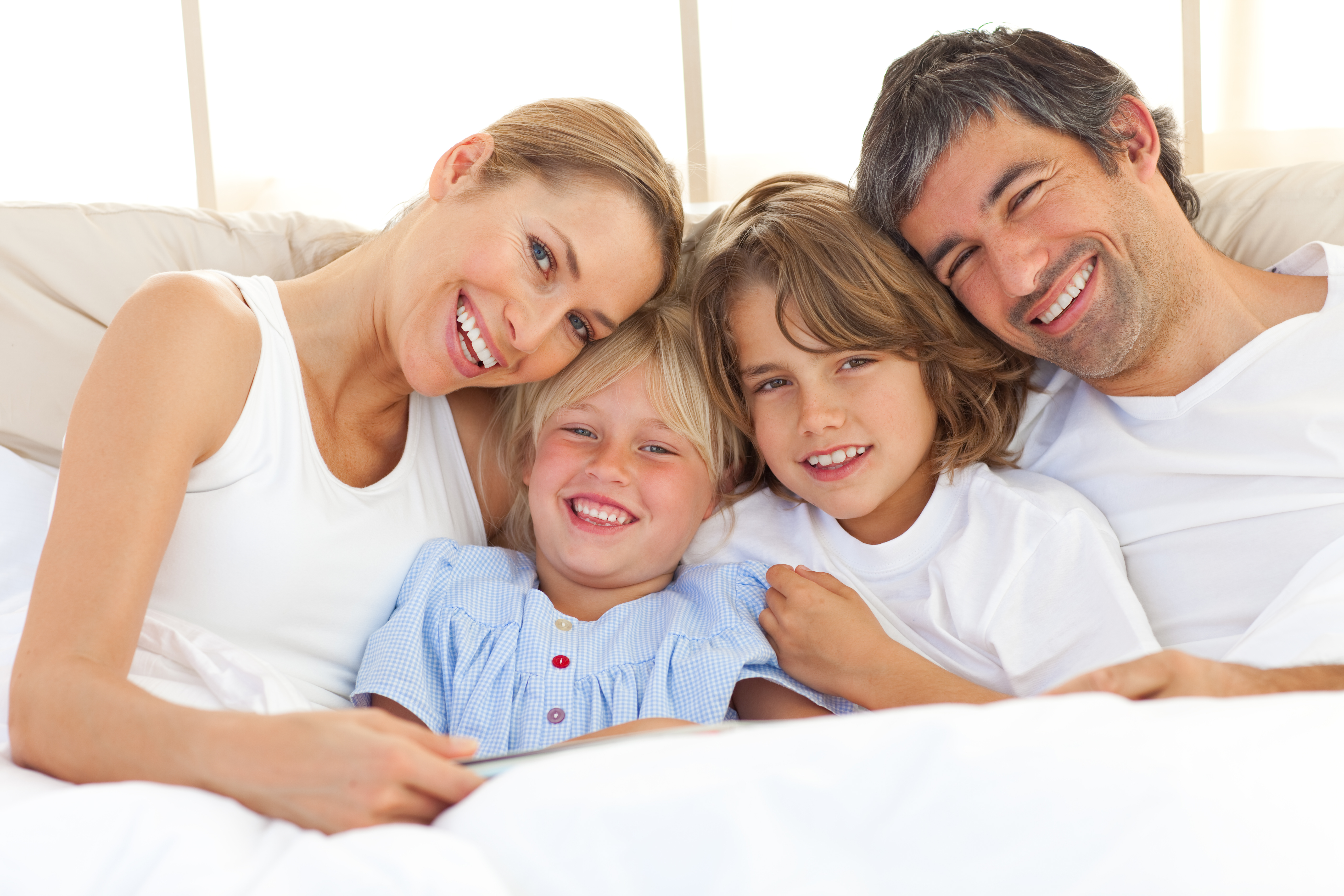 У жены две семьи. Счастливая семья. Фотография семьи. Счастливые дети и родители. Счастливая семья картинки.